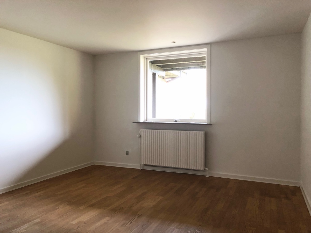 Værelse med parketgulv